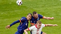 Elől a lengyel Buksa, mögötte a holland van Dijk és de Vrij 