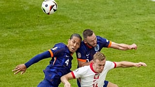 Elől a lengyel Buksa, mögötte a holland van Dijk és de Vrij 