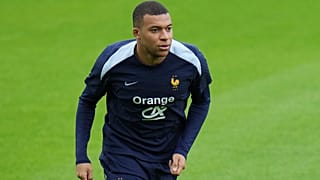 El francés Kylian Mbappé corre durante un entrenamiento en Paderborn, Alemania, el sábado 15 de junio de 2024.