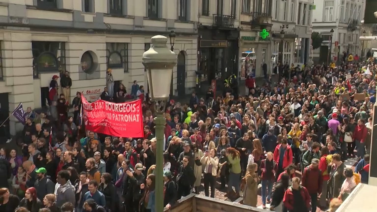Des manifestants anti-droite marchent dans le centre-ville de Bruxelles, le 16 juin 2024.