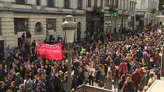 Des manifestants anti-droite marchent dans le centre-ville de Bruxelles, le 16 juin 2024.