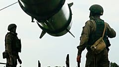 Rus askerleri, birlikleri eğitmeyi amaçlayan Rus askeri tatbikatının bir parçası olarak bir İskender-M kısa menzilli balistik füze rampasını atış pozisyonuna yüklüyor.
