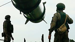 Rus askerleri, birlikleri eğitmeyi amaçlayan Rus askeri tatbikatının bir parçası olarak bir İskender-M kısa menzilli balistik füze rampasını atış pozisyonuna yüklüyor.