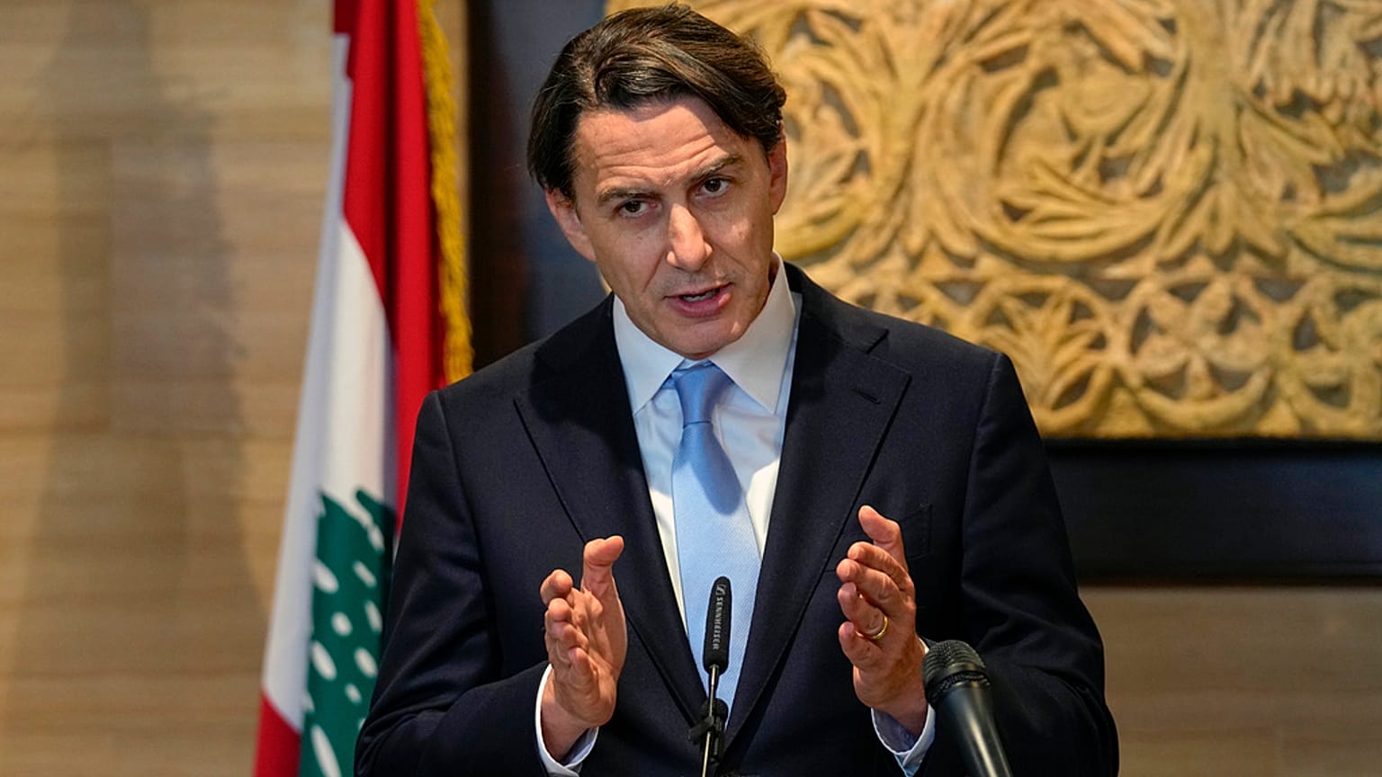  مستشار الرئيس الأميركي جو بايدن، آموس هوكشتاين، يدلي بتصريح لوسائل الإعلام بعد اجتماعه مع رئيس مجلس النواب نبيه بري في بيروت، لبنان، 4 مارس 2024.