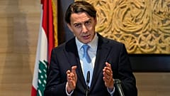  مستشار الرئيس الأميركي جو بايدن، آموس هوكشتاين، يدلي بتصريح لوسائل الإعلام بعد اجتماعه مع رئيس مجلس النواب نبيه بري في بيروت، لبنان، 4 مارس 2024.