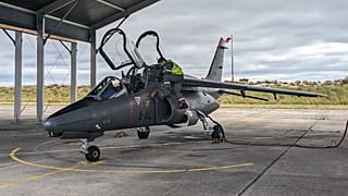 Ein ukrainischer Pilot bereitet am 14. Juni 2024 im Südwesten Frankreichs einen Alpha Jet für den Start vor.