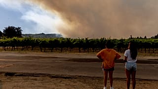 Két nő nézi a füstfelhőt Healdsburg közelében Kaliforniában