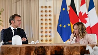 رئيس الوزراء الفرنسي إيمانويل ماكرون ورئيسة الوزراء الإيطالية جيورجيا ميلوني خلال اجتماع مجموعة السبعة الأخير.