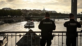 Утро в Париже: полицейские наблюдают за репетицией церемонии открытия Олимпийских игр-2024, 17 июня 2024 г.