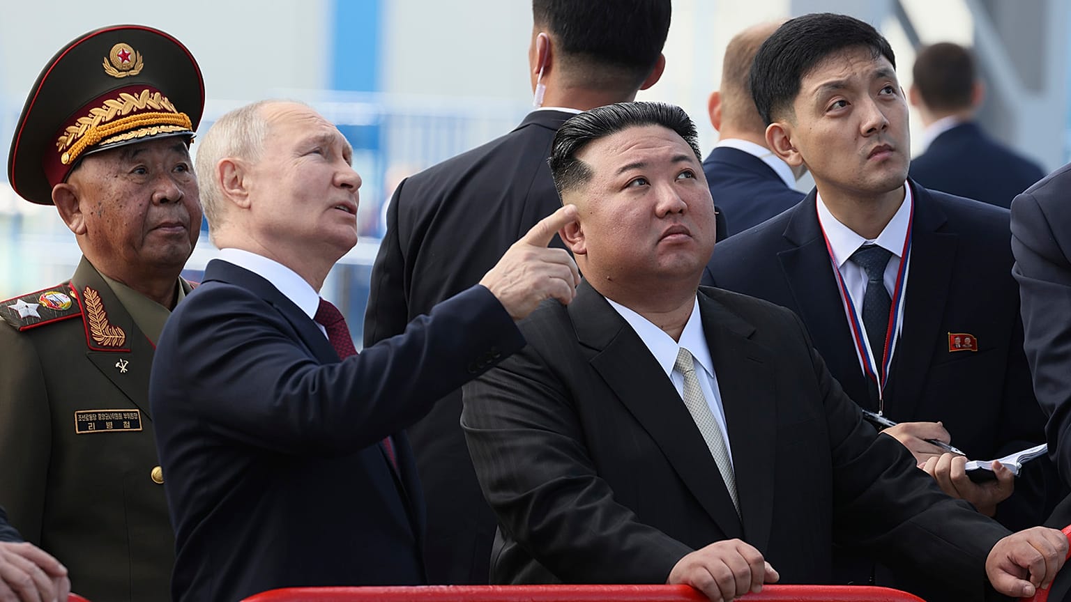Rusya Devlet Başkanı Vladimir Putin ve Kuzey Kore lideri Kim Jong Un, Vostochny kozmodromunda yaptıkları görüşme sırasında bir fırlatma rampasını inceliyor, 13 Eylül 2023