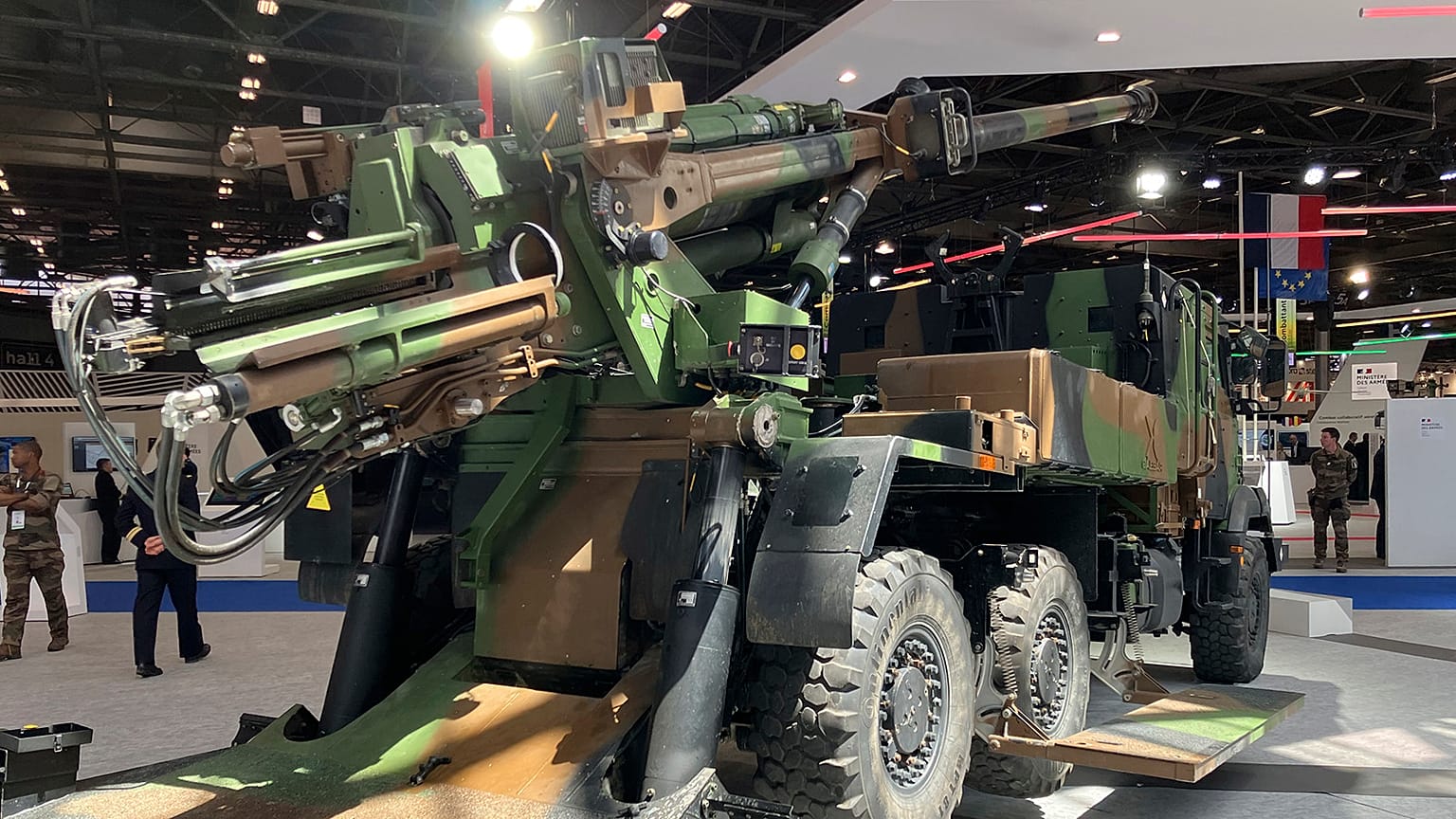 Villepinte'de düzenlenen Eurosatory kara ve hava savunma ve güvenlik fuarında bir Fransız topçu silahı Caesar sergileniyor, 13 Haziran 2022
