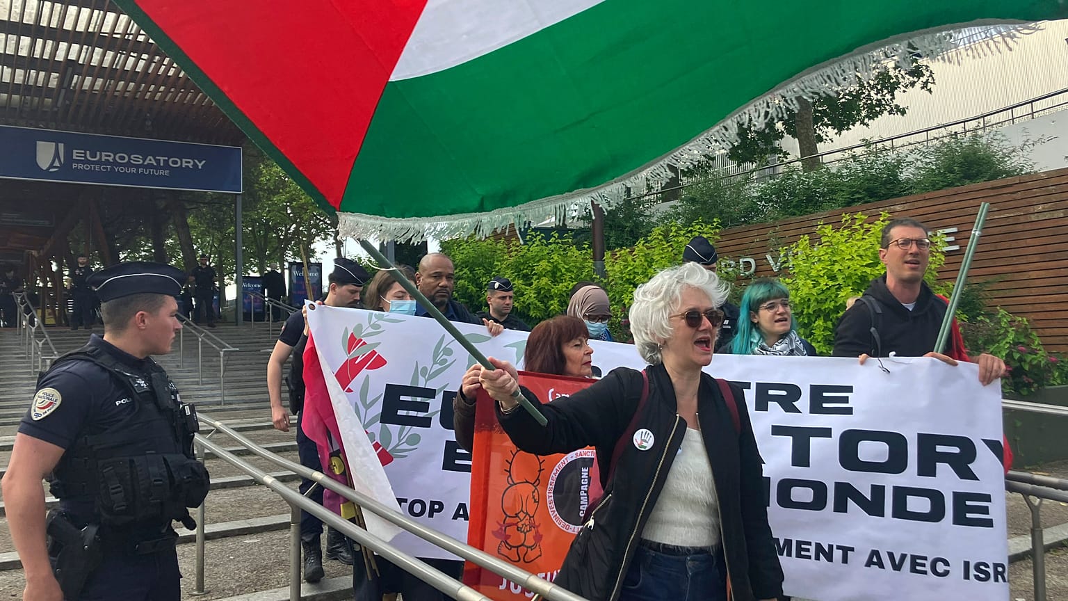 متظاهرون مؤيدون للفلسطينيين يتجمعون خارج معرض يوروستوري للأسلحة في فيلبينت، خارج باريس، الاثنين، 17 يونيو، 2024. 