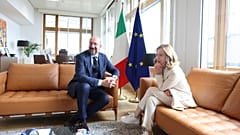 Líder italiana, Georgia Meloni, com o presidente do Conselho Europeu, Charles Michel, que preside ao jantar