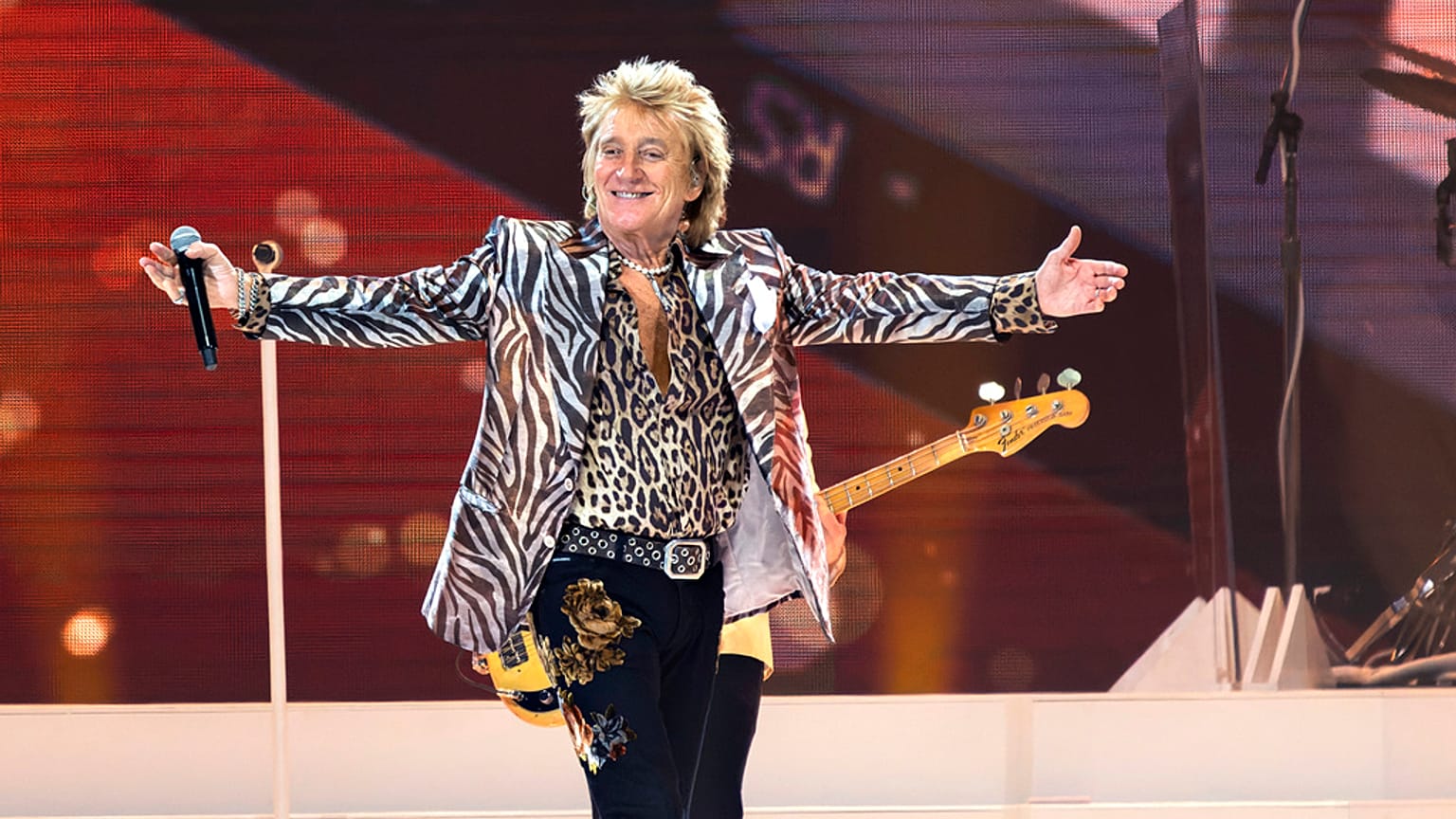 Rod Stewart saúda a multidão na Royal Arena durante o seu concerto "One Last Time" em Copenhaga, Dinamarca, a 9 de junho de 2024.
