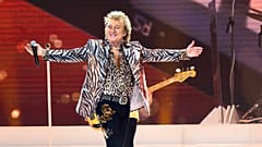 Rod Stewart saúda a multidão na Royal Arena durante o seu concerto "One Last Time" em Copenhaga, Dinamarca, a 9 de junho de 2024.