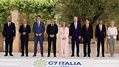 La foto di gruppo al G7 di Borgo Egnazia, Giorgia Meloni figura con tre leader con cui tratta in queste ore in Europa: von der Leyen, Macron e Scholz (13 giugno 2024)
