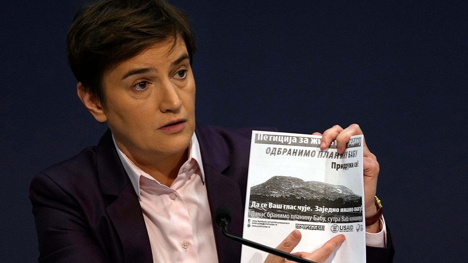 L'ex primo ministro serbo Ana Brnabic durante una conferenza stampa sulla miniera di Jadar (20 gennaio 2022). 