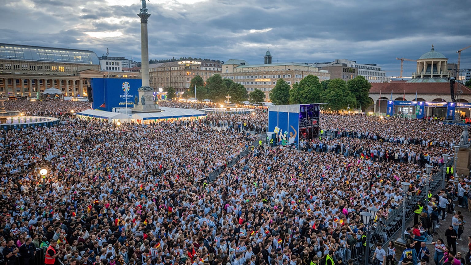 La gente se reúne en Stuttgart, Alemania, para ver el partido entre Alemania y Escocia en la Eurocopa 2024.