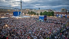 La gente se reúne en Stuttgart, Alemania, para ver el partido entre Alemania y Escocia en la Eurocopa 2024.