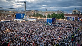 La gente se reúne en Stuttgart, Alemania, para ver el partido entre Alemania y Escocia en la Eurocopa 2024.