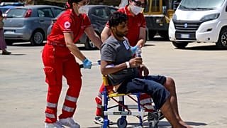 Egy túlélőt a partra tolnak Dél-Olaszországban