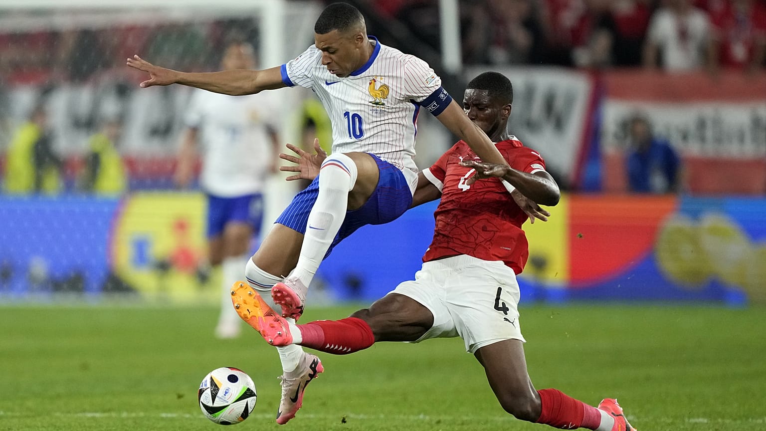 Kylian Mbappe és Kevin Danso küzd a labdáért a Franciaország-Ausztria mérkőzésen