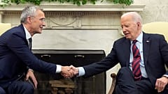 Başkan Joe Biden 17 Haziran 2024 Pazartesi günü Beyaz Saray'daki Oval Ofis'te NATO Genel Sekreteri Jens Stoltenberg ile görüşürken el sıkışıyor. 