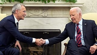 Başkan Joe Biden 17 Haziran 2024 Pazartesi günü Beyaz Saray'daki Oval Ofis'te NATO Genel Sekreteri Jens Stoltenberg ile görüşürken el sıkışıyor. 