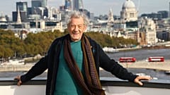 Sir Ian McKellen daha mutlu zamanlarında ayaktayken.