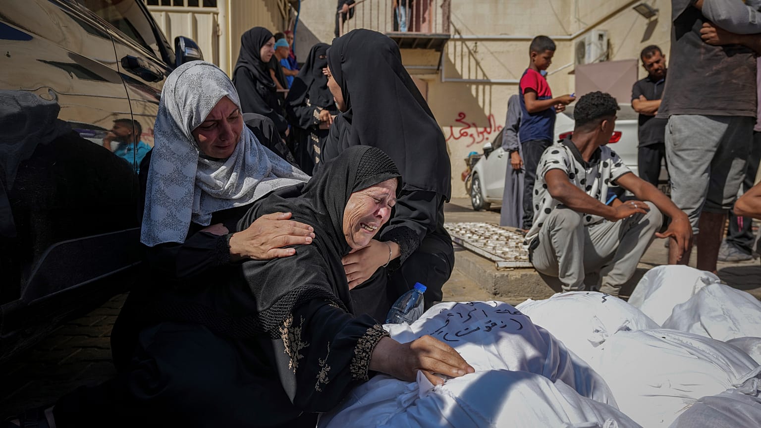 فلسطينيون ينعون أقاربهم قتلوا في القصف الإسرائيلي - مستشفى في دير البلح