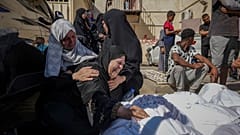 فلسطينيون ينعون أقاربهم قتلوا في القصف الإسرائيلي - مستشفى في دير البلح