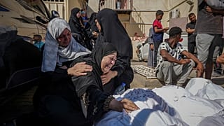 فلسطينيون ينعون أقاربهم قتلوا في القصف الإسرائيلي - مستشفى في دير البلح