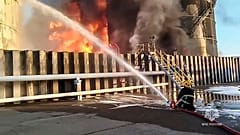 Feuerwehrleute arbeiten an einem Ölreservoir im Bezirk Asow der russischen Region Rostow am Don.