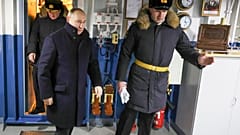 El Presidente ruso Vladimir Putin, a la izquierda, visita la fragata más nueva "Almirante de la flota Kasatonov" durante una ceremonia de izado de bandera.