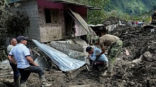 Imagen de un grupo de ciudadanos tratando de buscar personas desaparecidas tras el corrimiento de tierras registrado en una zona del centro de Ecuador.