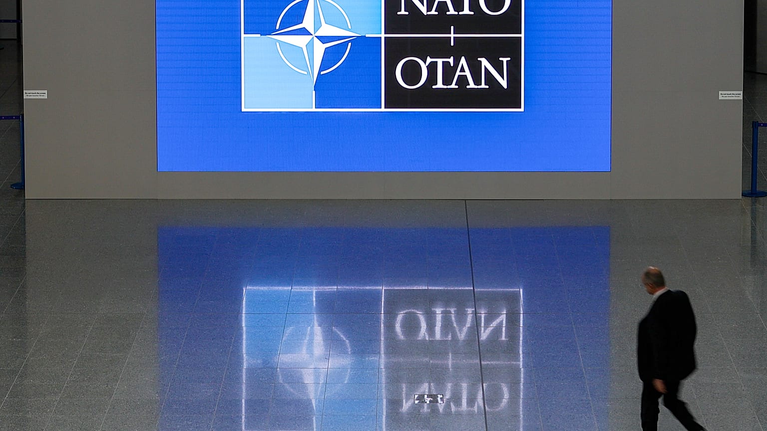 Un hombre camina por el vestíbulo de la sede de la OTAN, el miércoles 16 de noviembre de 2022 en Bruselas. 