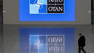 Egy férfi sétál a NATO-székház előcsarnokában 2022. november 16-án, szerdán Brüsszelben. 