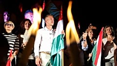 Peter Magyar mit seinen Anhängern während der Wahlparty seiner Partei nach den Europaparlaments- und Kommunalwahlen in Budapest, Ungarn, am frühen Montag, 10. Juni