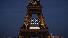 Der Eiffelturm ist schon mit den olympischen Ringen dekoriert.
