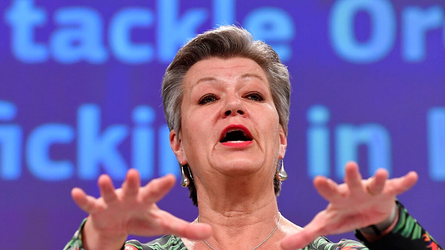 Comissária Europeia para os Assuntos Internos, Ylva Johansson, fala durante uma conferência de imprensa em Bruxelas, quarta-feira, 14 de abril de 2021