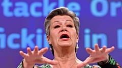 Comissária Europeia para os Assuntos Internos, Ylva Johansson, fala durante uma conferência de imprensa em Bruxelas, quarta-feira, 14 de abril de 2021