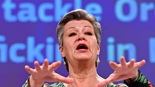 Comissária Europeia para os Assuntos Internos, Ylva Johansson, fala durante uma conferência de imprensa em Bruxelas, quarta-feira, 14 de abril de 2021