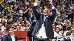 Panathinaikos başantrenörü Ergin Ataman, 24 Mayıs 2024 Cuma günü Berlin'deki Uber Arena'da Panathinaikos ile Fenerbahçe arasında oynanan maçta görüntüleniyor