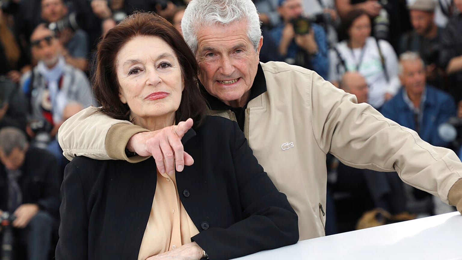 Anouk Aimée et Claude Lelouch qui l'a rendue célèbre avec "Un homme et une femme", ici, au 72e festival international du film, à Cannes, 19 mai 2019.
