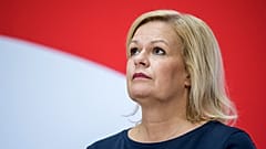 DATEI - Die deutsche Innenministerin Nancy Faeser spricht während einer Pressekonferenz in Berlin, Deutschland, Montag, 9. Oktober 2023