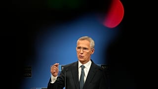 Secretário-Geral da NATO, Jens Stoltenberg, discursa numa conferência de imprensa em Bruxelas, sexta-feira, 14 de junho de 2024.
