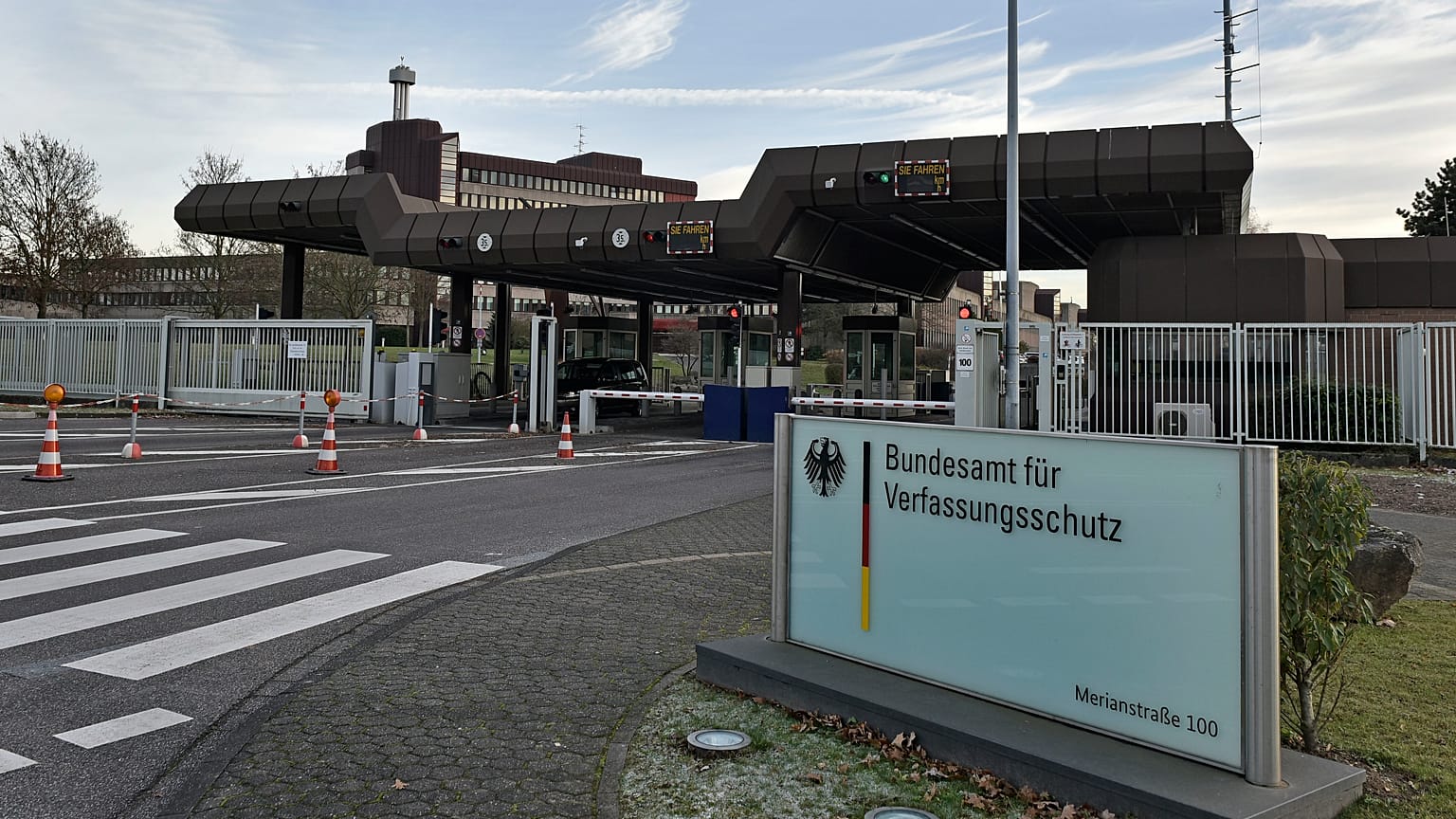 Almanya'nın iç istihbarat servisi olan Bundesamt für Verfassungsschutz'un merkezi girişinin fotoğrafı, Köln, Almanya, 2016.
