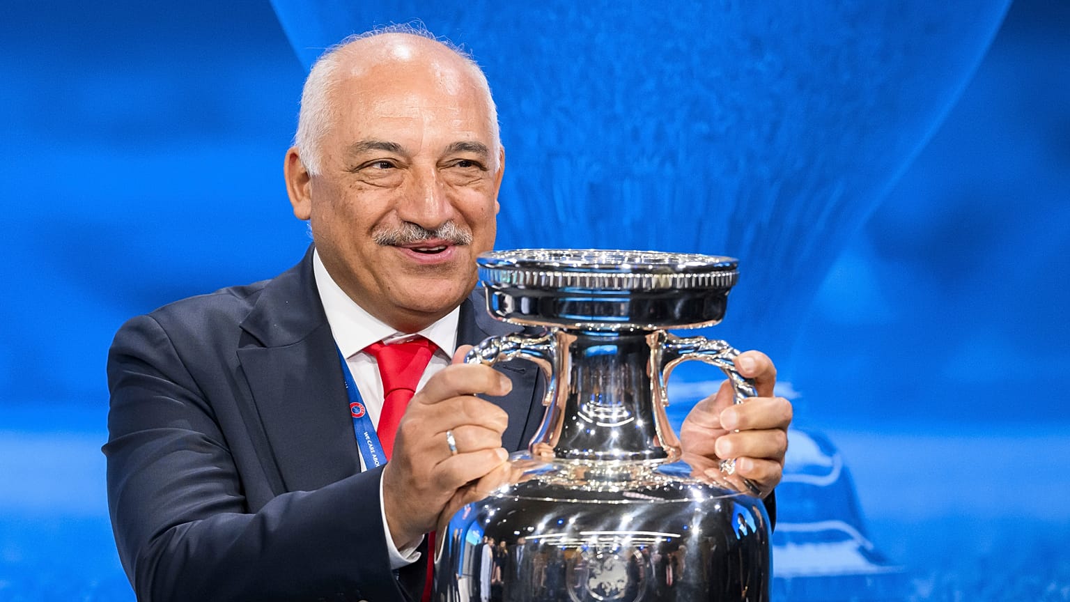 TFF Başkanı Büyükekşi, EURO 2024 kupasıyla beraber, 10 Ekim 2023, İsviçre - Nyon'da poz veriyor.