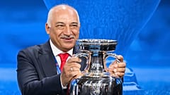 TFF Başkanı Büyükekşi, EURO 2024 kupasıyla beraber, 10 Ekim 2023, İsviçre - Nyon'da poz veriyor.
