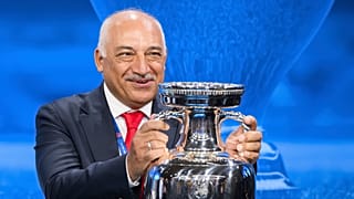 TFF Başkanı Büyükekşi, EURO 2024 kupasıyla beraber, 10 Ekim 2023, İsviçre - Nyon'da poz veriyor.